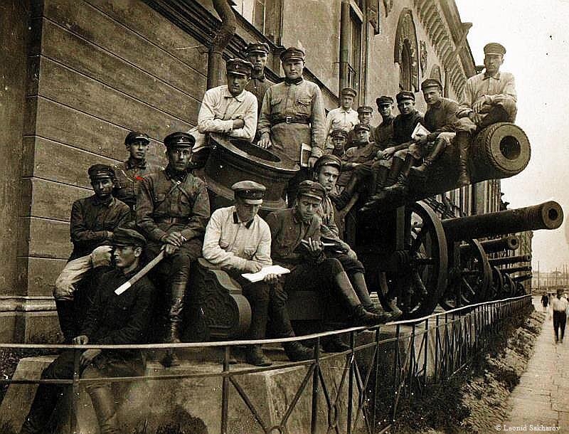 Герман Сергеевич Сахаров (стоит последним в середине заднего ряда) курсант Артехшколы, Бывшее Михайловское Артиллерийское училище