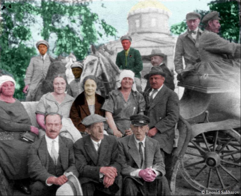 Служащие Управления дворцовыми Музеями 1924 год. Владимир Шорре на лошади в центре. Мария Ивановна Шорре (Соловьева) сидит во втором ряду третья слева. Снимок на фоне Католической церкви Приход св. Иоанна Крестителя в Царском Селе.