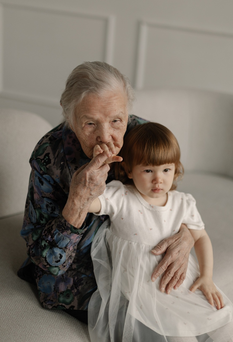 Моя мама Байназарова Алевтина Васильевна и внучка Алина