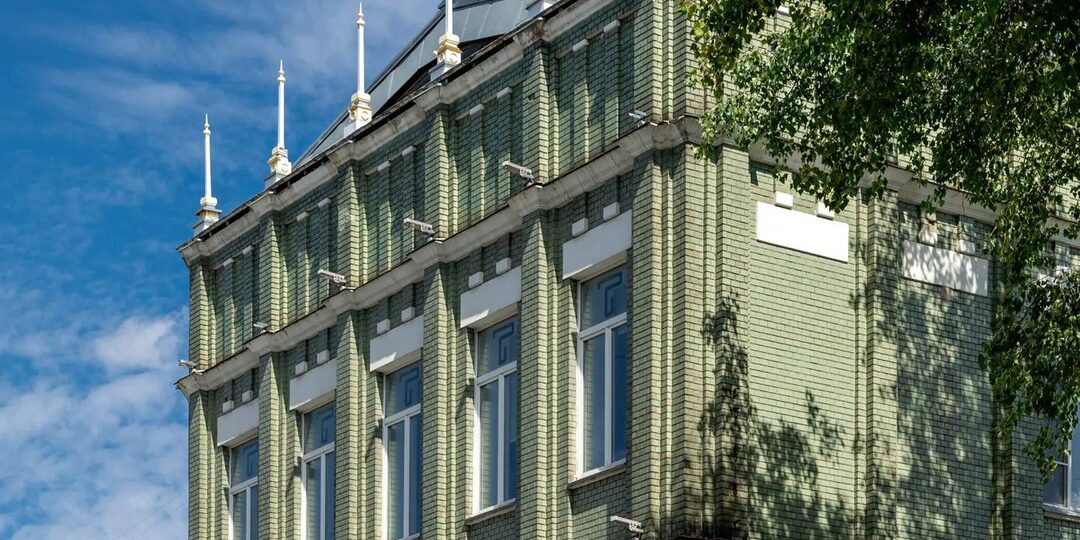 Стекло, металл и лава: что примерили на себя фасады московских домов