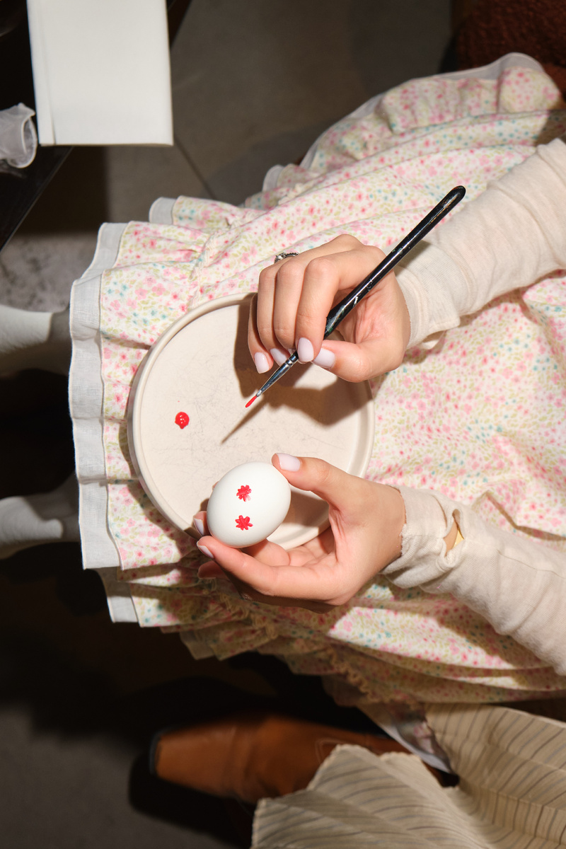 Гости мастер-класса расписывали яйца, превращая их почти в арт-объекты.