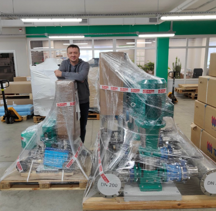 на фото главный инженер ИВАНОВО ВАТТСОН Дмитрий Караштин с установкой повышения давления перед отправкой оборудования на объект