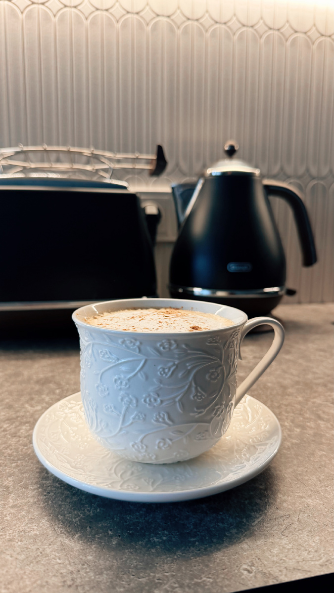 Вся серая посуда переехала на постоянку в однушку, а моя кухня осталась только с несколькими тарелками из Антикварни. Нужно было выбирать что-нибудь новенькое, актуальное и не очень дорогое. 