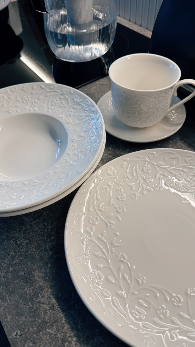 Сейчас во многих ресторанах при подаче используют посуду либо необычной формы, либо с объемным рисунком. Цвет может быть любой от темного и насыщенного, до классического белоснежного. Мои тарелки вроде бы и однотонные, и белые, но смотрятся интересно, а не по-столовски. Вообще белая посуда может выглядеть нарядно, а может слишком просто. Сейчас предпочтительнее и актуальнее первый вариант, когда есть какой-нибудь акцент. Присмотритесь. Вдруг вам тоже подойдет. Бренд Elan Gallery.