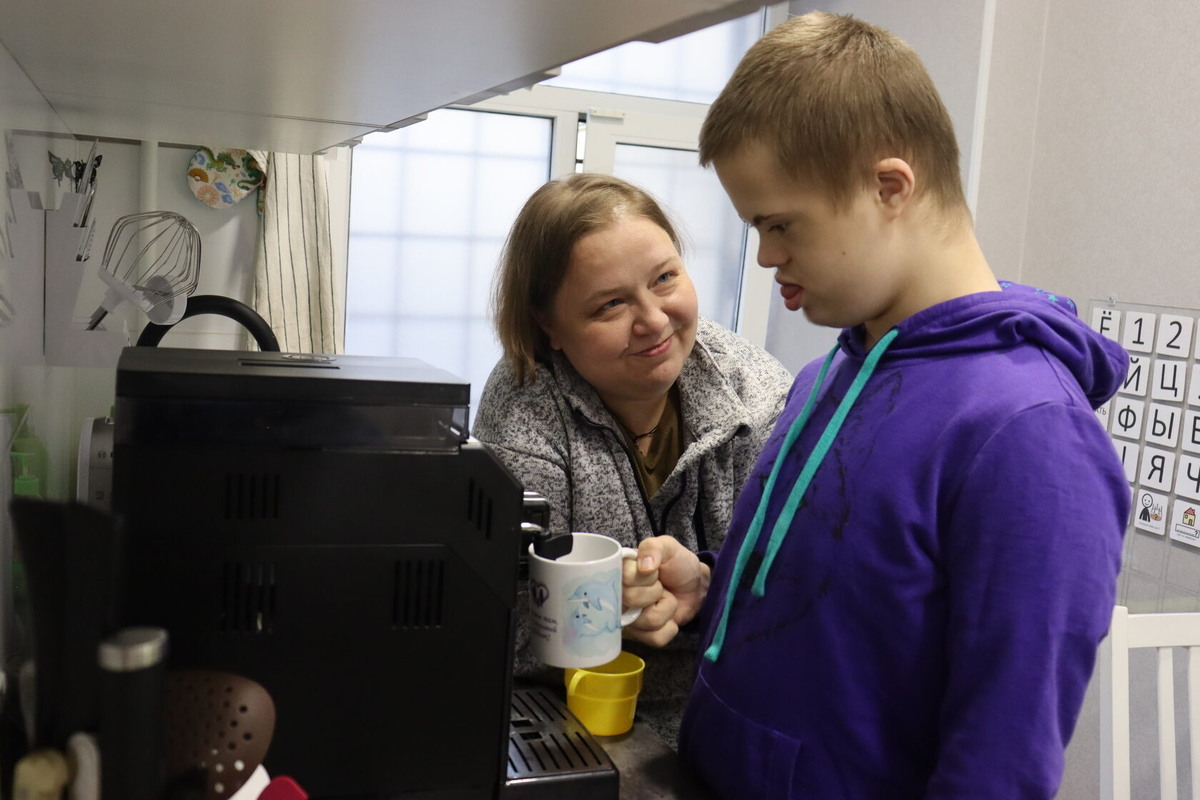 Ирина Текоцкая и Коля на консультации. Из архива "Социальной школы"