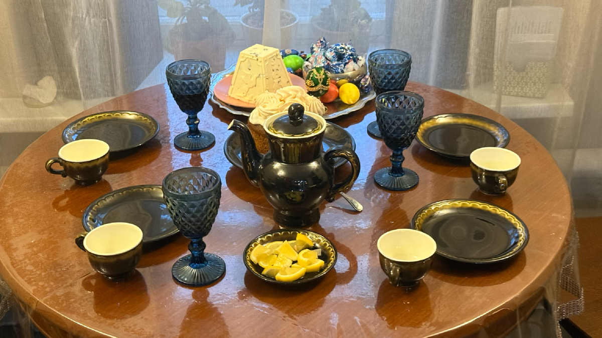 Да даже если у вас нет ничего из "правильных" цветов, стол всё равно будет праздничным! Например, вот так мы ходили к моим родителям на прошлую Пасху. Мама достала красивую посуду и сделала так, как красиво ей – здорово же!