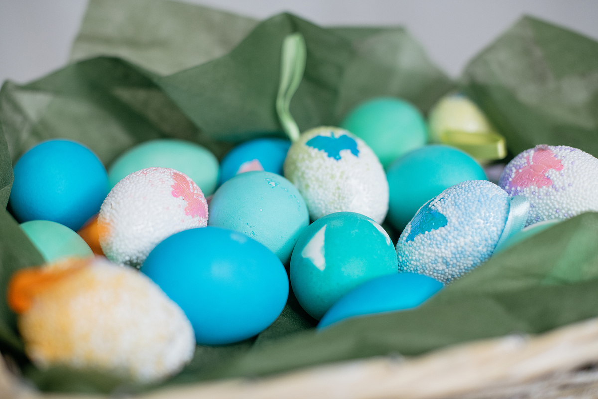 Яйца, покрашенные пищевым красителем. Фото из семейного архива