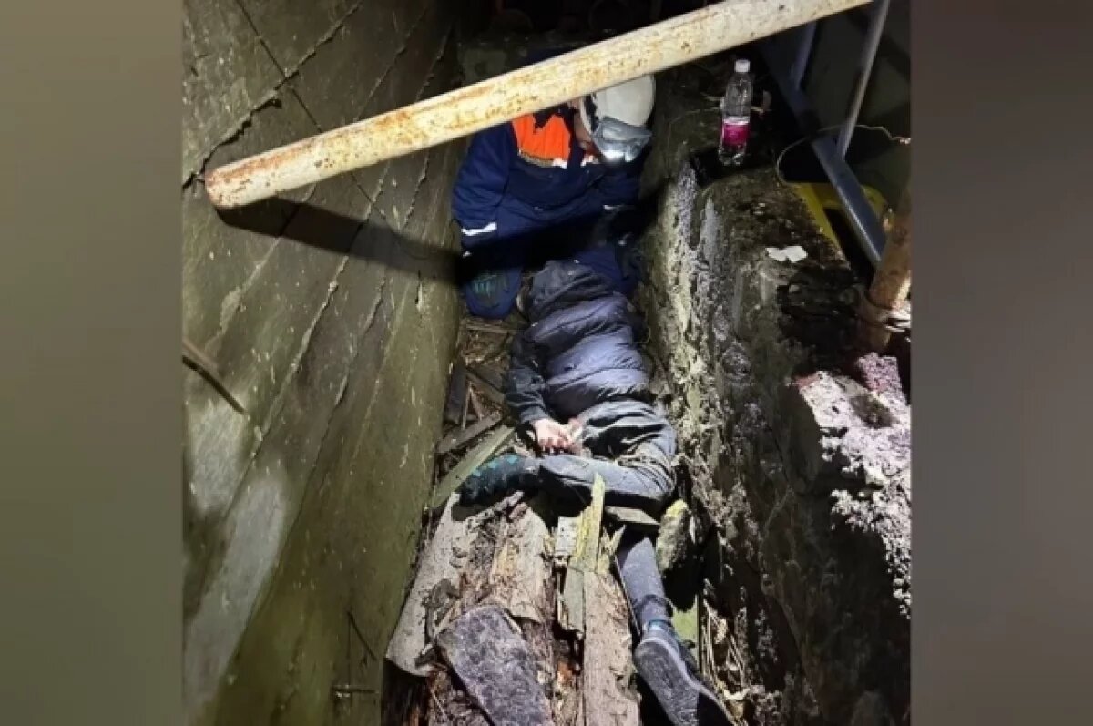    Спасенного ребенка передали врачам.