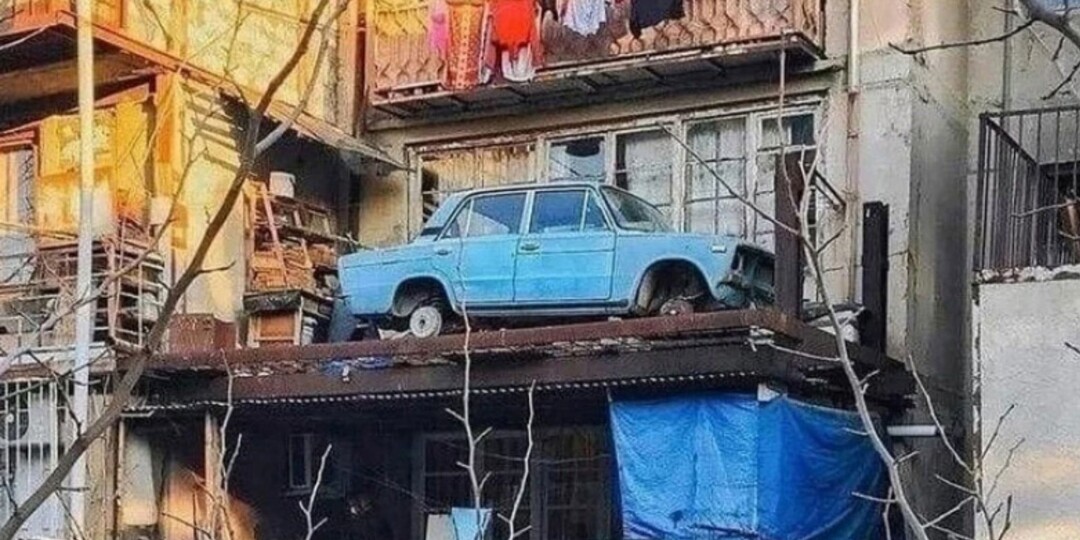 Как голубая «шестёрка» появилась на балконе в Тбилиси и почему она простояла там более 25 лет. Рассказываю необычную историю