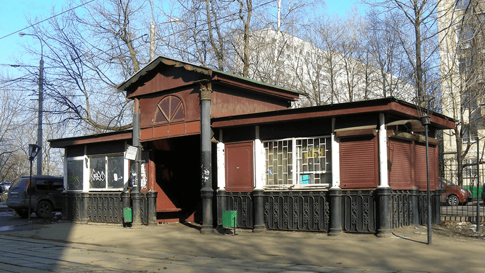 ТРАМВАЙНАЯ ОСТАНОВКА «КРАСНОСТУДЕНЧЕСКИЙ ПРОЕЗД» ДО РЕКОНСТРУКЦИИ, МОСКВА. 2015 ГОД. ФОТОГРАФИЯ: LANA1501 / ФОТОБАНК «ЛОРИ»