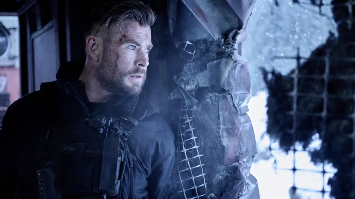 Крис Хемсворт в фильме «Эвакуация 2».

