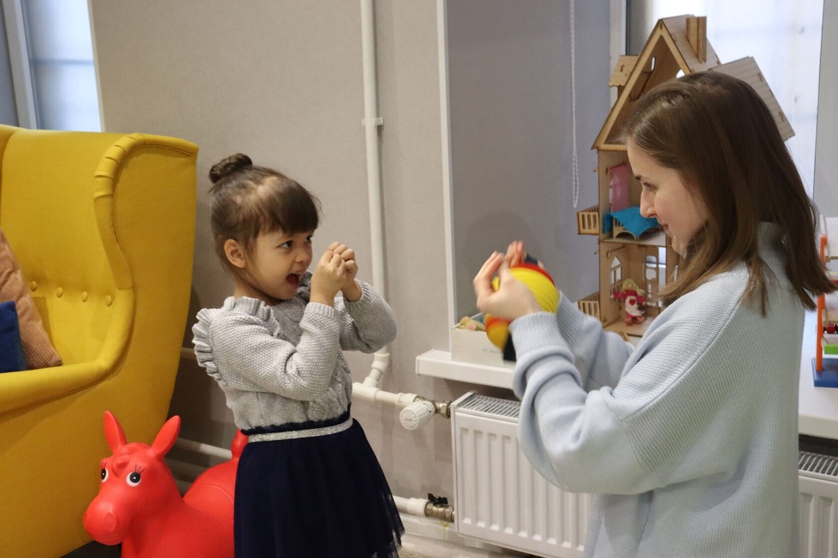 Милана и Мария на консультации в Центре АДК, «Социальная школа»