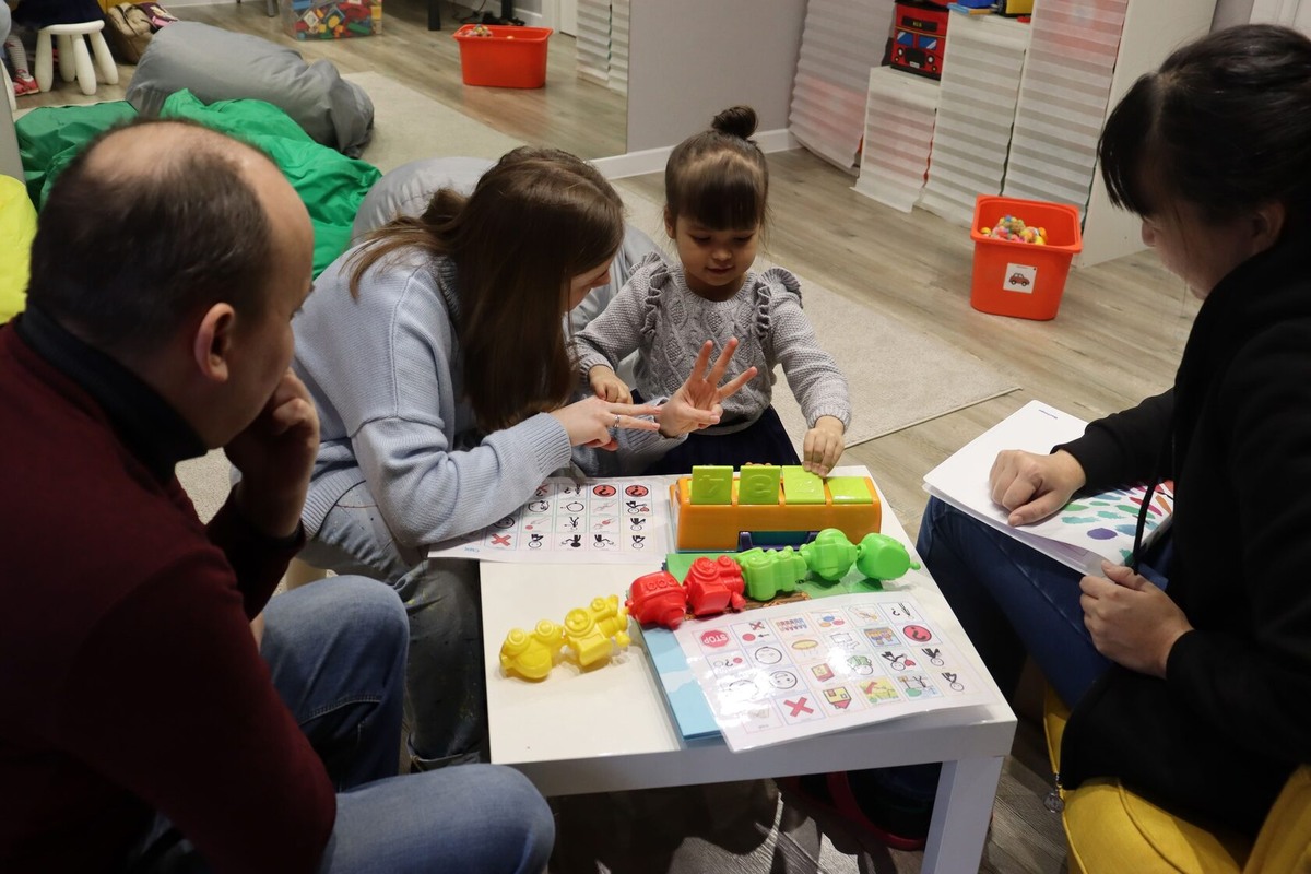 Милана с родителями на консультации в Центре АДК, «Социальная школа»
