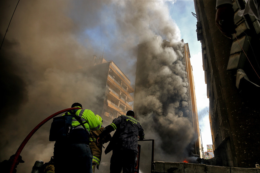    Пожарные тушат здание, пострадавшее в результате израильского авиаудара по Бейруту    
Фото: Marwan Naamani / AP / TASS