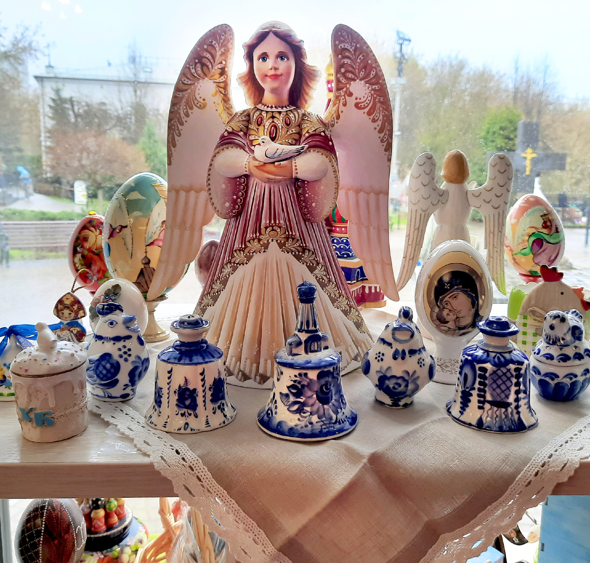 В витрине церковной лавки. Все фотографии в статье мои