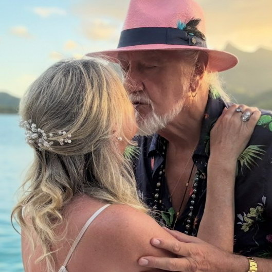     78-летний музыкант Fleetwood Mac Мик Флитвуд женился в пятый раз