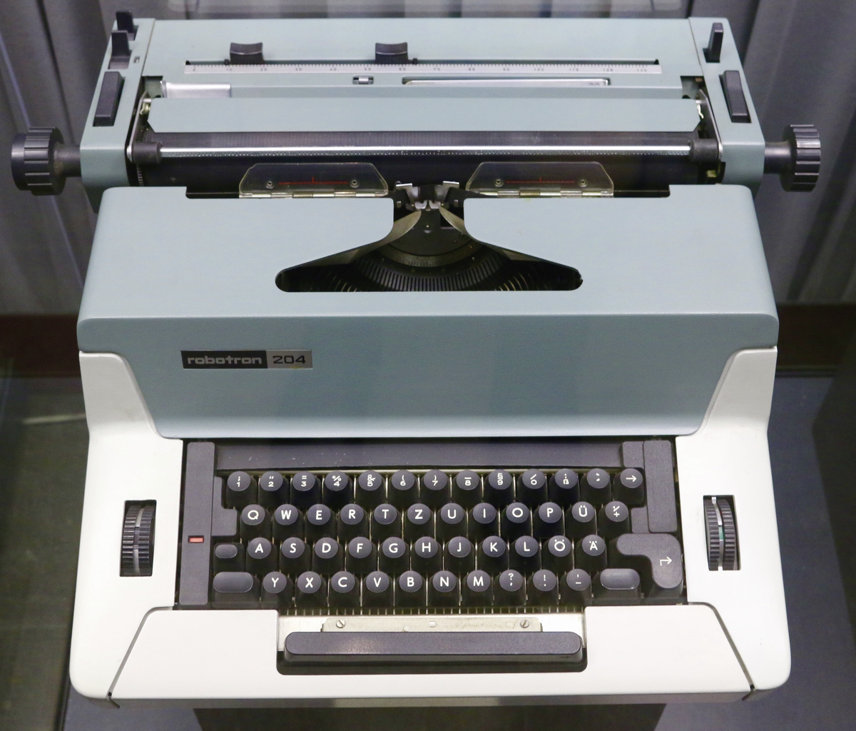 Роботрон 204 электрическая пишущая машинка 1980-х годов. Источник https://en.wikipedia.org/wiki/File:Robotron_204.jpg.