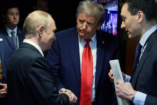 Президент РФ Владимир Путин и президент США Дональд Трамп после совместной пресс-конференции по итогам встречи в Анкоридже, Аляска, США, 15 августа 2025 года / Gavriil Grigorov/Pool/Reuters   📷