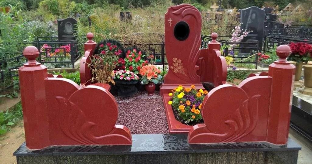 Памятники из малинового кварцита. Красота на века.