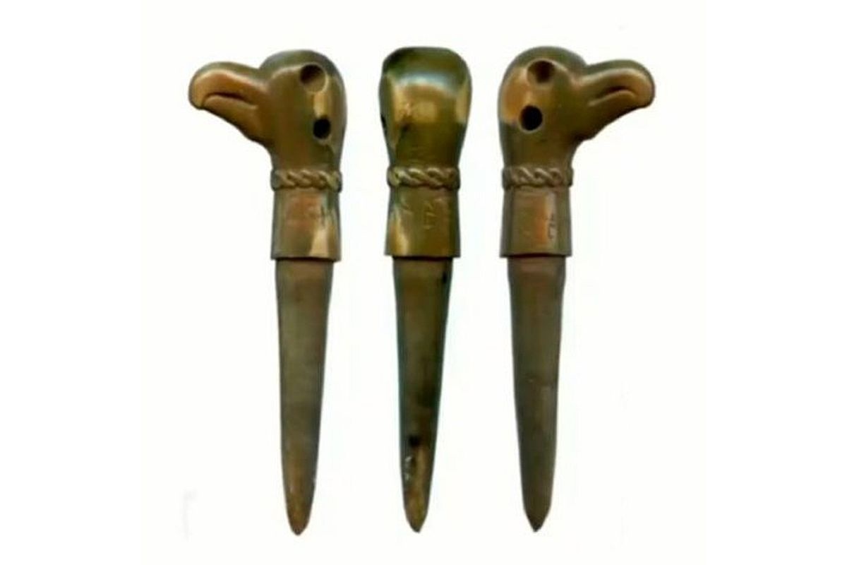    Артефакт искусно сделан, но его уникальность в том, что на навершии есть надпись. / novgorodmuseum.ru