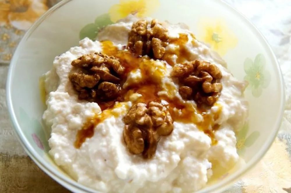 Творог с горстью орехов — перекус, который держит сытость два-три часа