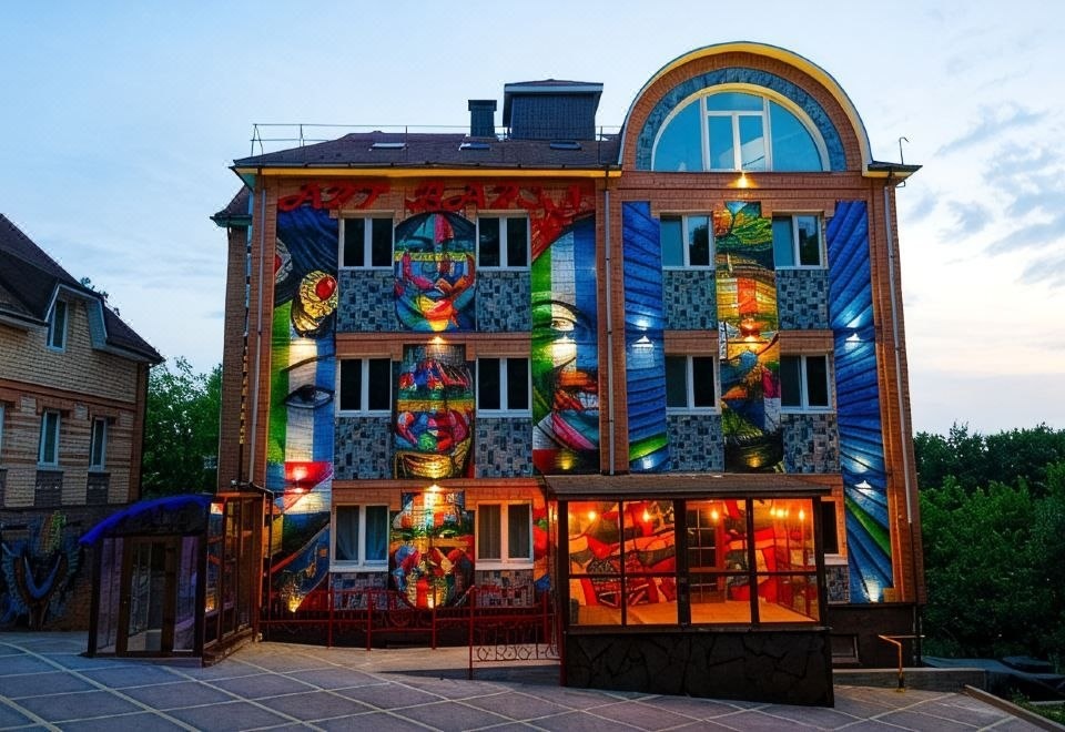 У отеля большая парковка, комфортно! Пешком до Соборной горы минут 15. 