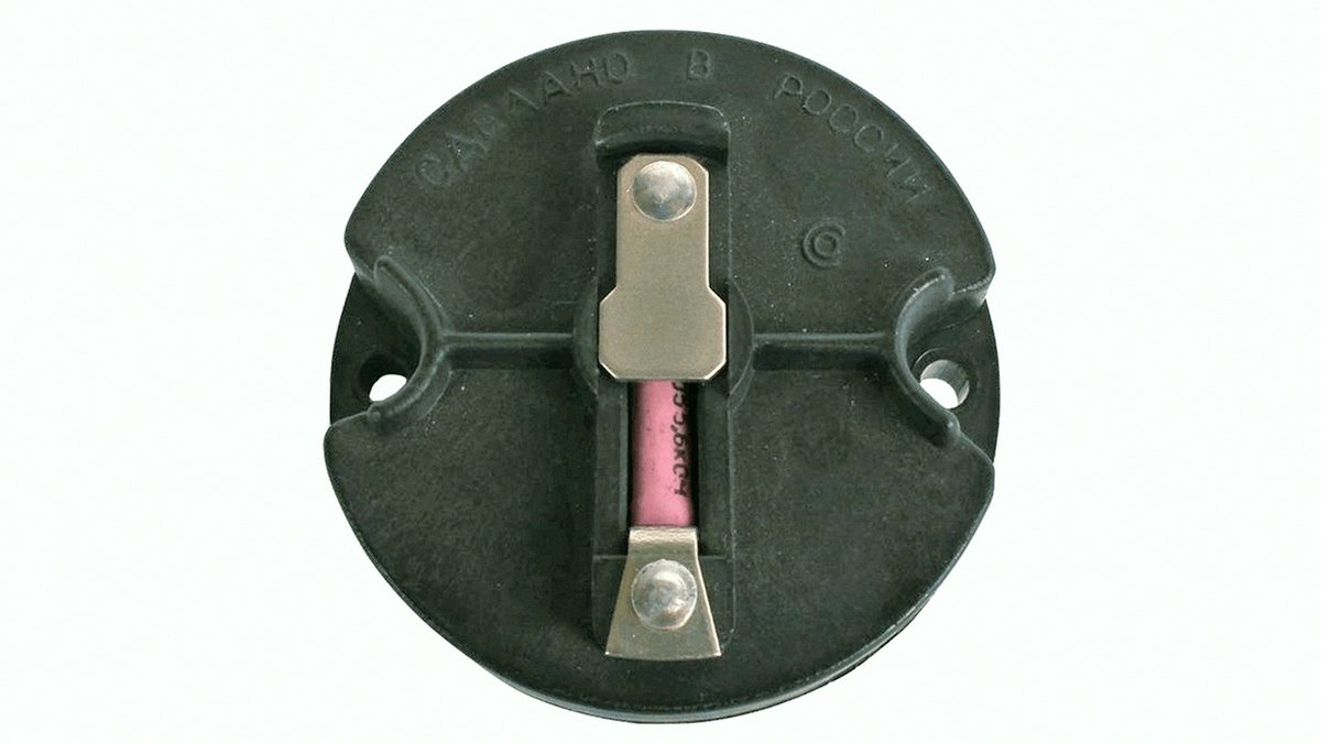 Вот он главный герой. Маленький, пластиковый, стоит копейки. И без него двигатель не заведётся совсем.