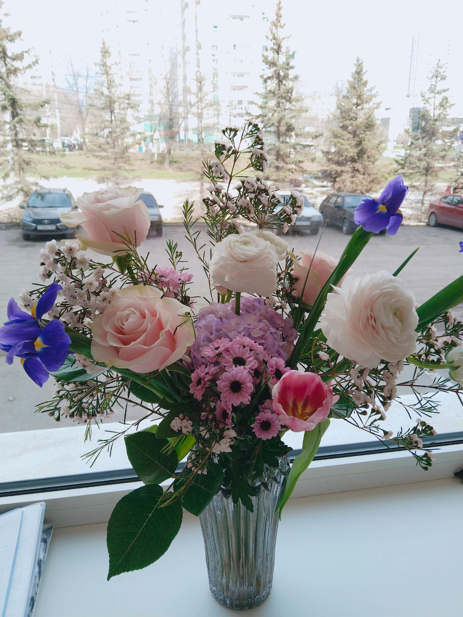 На работе почти каждый день свежий букет цветов . 
