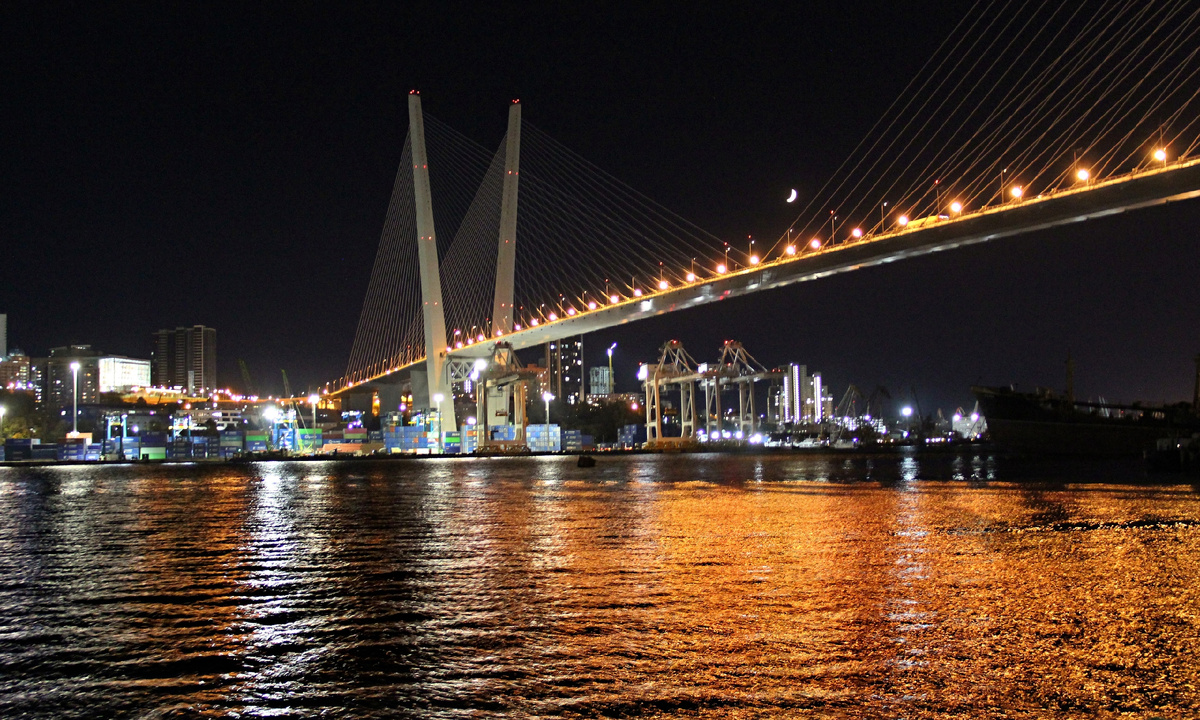 Владивосток. Вечер. Золотой мост. Фото Дмитрия Калефицкого