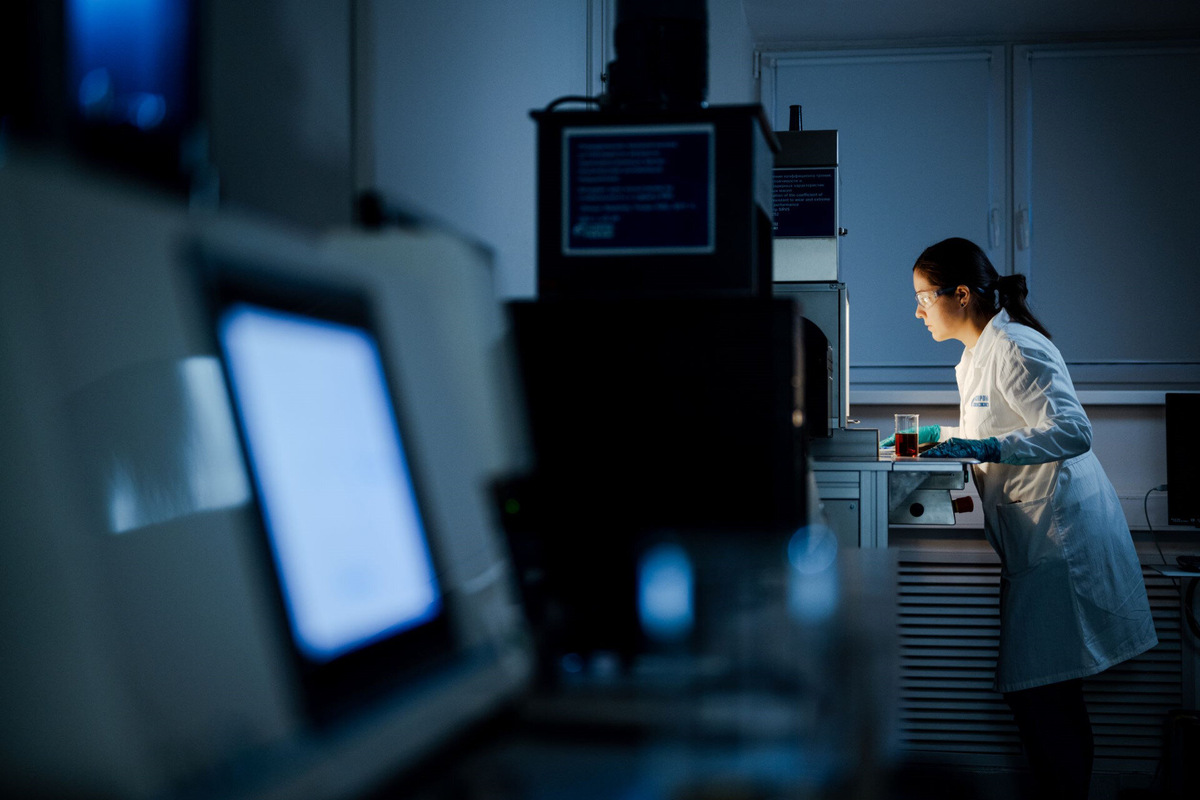 Для создания новой рецептуры моторного масла пользователь вносит в систему основные параметры будущего продукта: вязкость, плотность, щелочное число и указывает спецификацию автомобильного оборудования, на котором будут использованы смазочные материалы. По итогам анализа система моделирует наиболее оптимальные комбинации основы смазочных материалов и пакета присадок. Источник: официальный сайт ПАО «Газпром нефть».