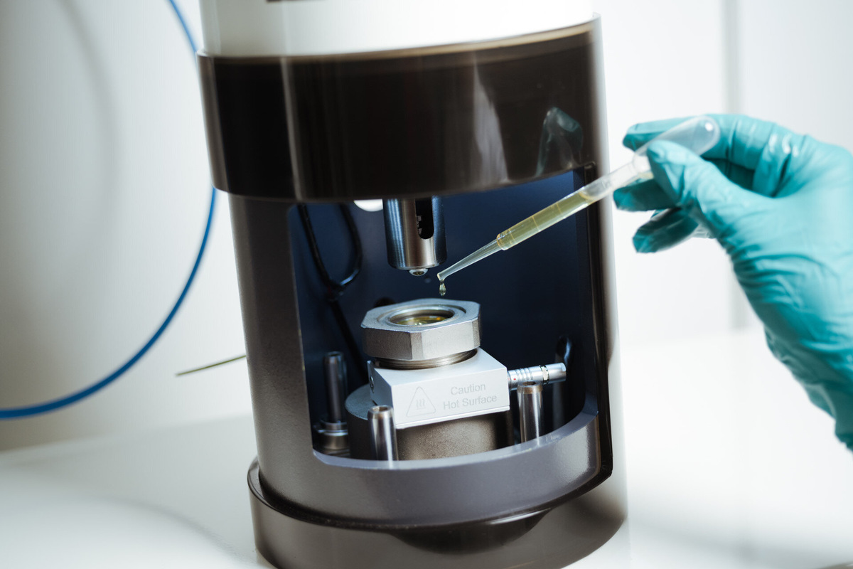 Предложенные новые составы тестируются специалистами в Научно-исследовательском центре смазочных материалов во Фрязине. Так ИИ-система «Алхимик» позволяет ученым брать в работу рецептуры только с высоким потенциалом и сосредоточиться на детальном улучшении технических свойств и характеристик. Источник: официальный сайт ПАО «Газпром нефть».