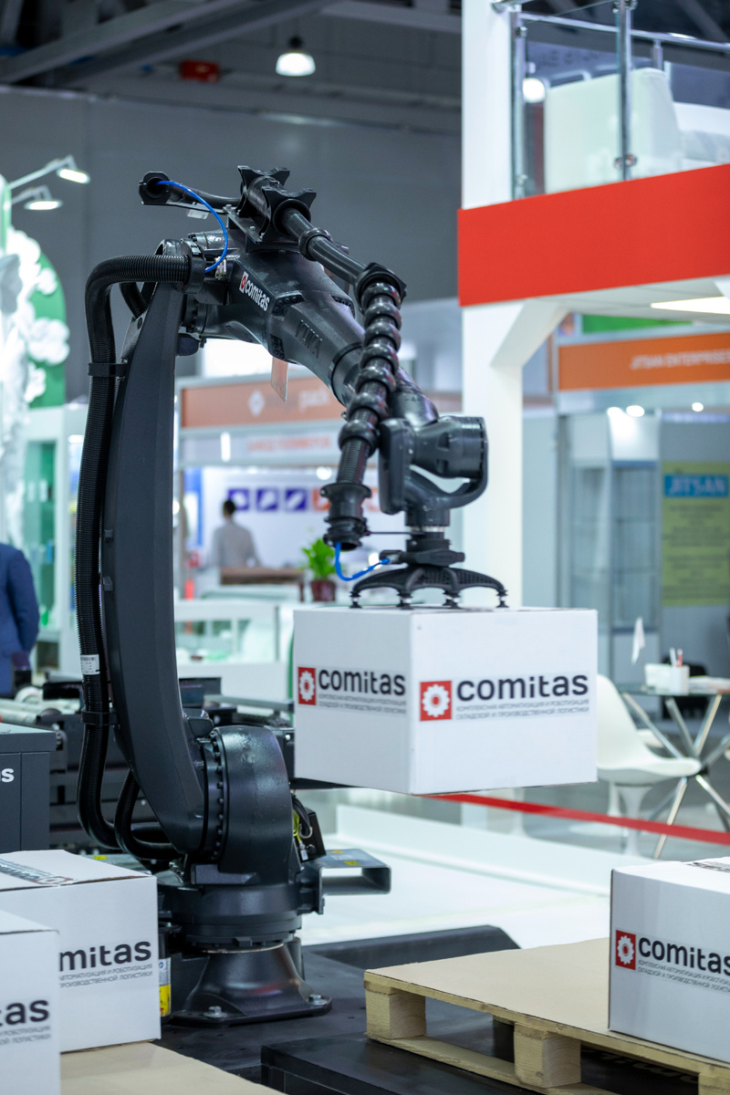 Робот собирает паллету.