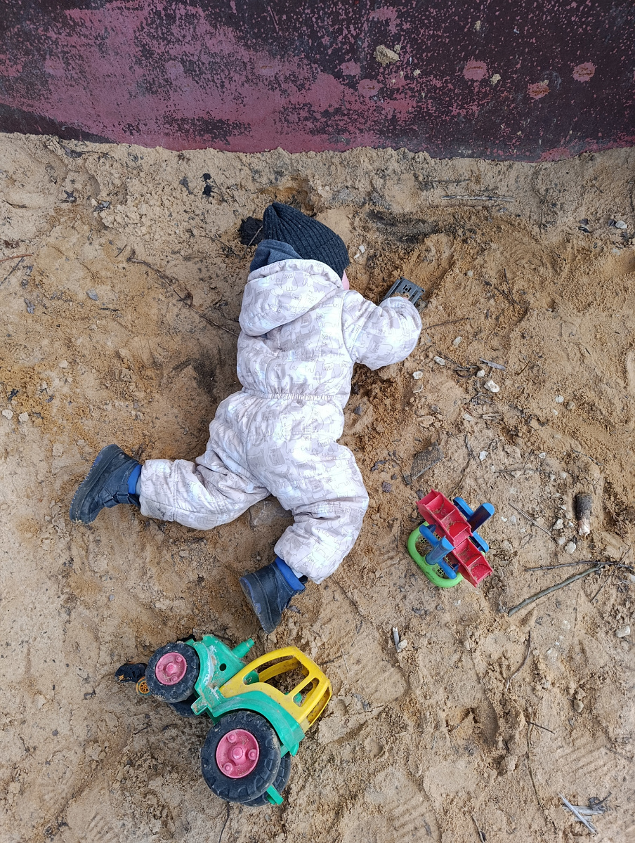 Мишка давно понял, что гулять гораздо удобнее лëжа в песочнице. 