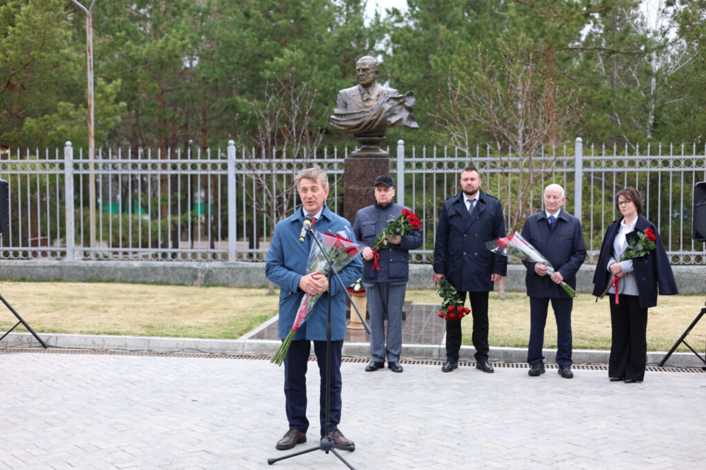     К пятилетию музея Черномырдина вышла новая книга о знаменитом премьере Юрий Мещанинов
📷    К пятилетию музея Черномырдина вышла новая книга о знаменитом премьере Юрий Мещанинов
