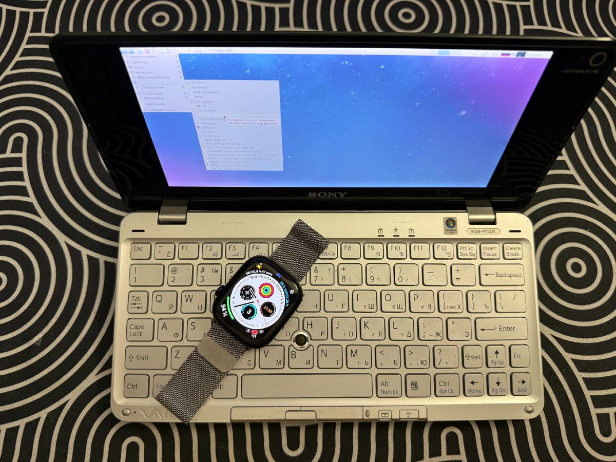 Компактность "соньки" наглядно (листайте карусель)