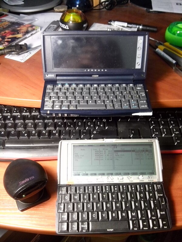 HP Jornada 720 (вверху) и Psion 5mx. Легендарные аппараты, ценник на сохранные экземпляры вас может удивить.
