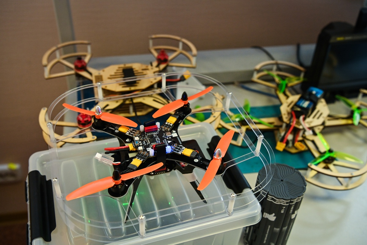    В ПетрГУ разрабатывают систему управления роем автономных дронов © Артур Парфенчиков/ ВК