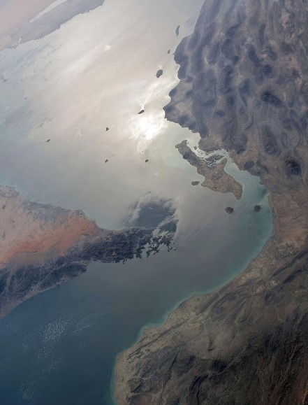 Ормузский пролив и остров Кешм (снимок со спутника).