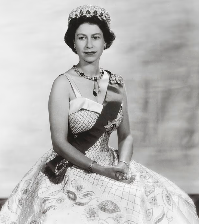 Первые несколько недель выставки «Королева Елизавета II: Ее жизнь в стиле», которая откроется в пятницу, уже полностью распроданы (на фото Елизавета в 1956 году).