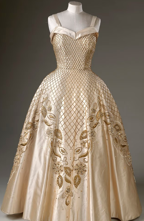 Норман Хартнелл разработал платье для портрета выше в 1956 году.