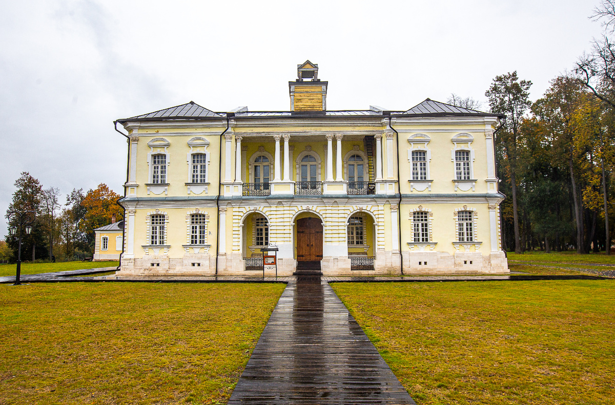 Музей-усадьба петровского сподвижника и "чародея" Я.В. Брюса Глинки. Главный дом. Городской округ Лосино-Петровский, Московская область. Фото автора статьи