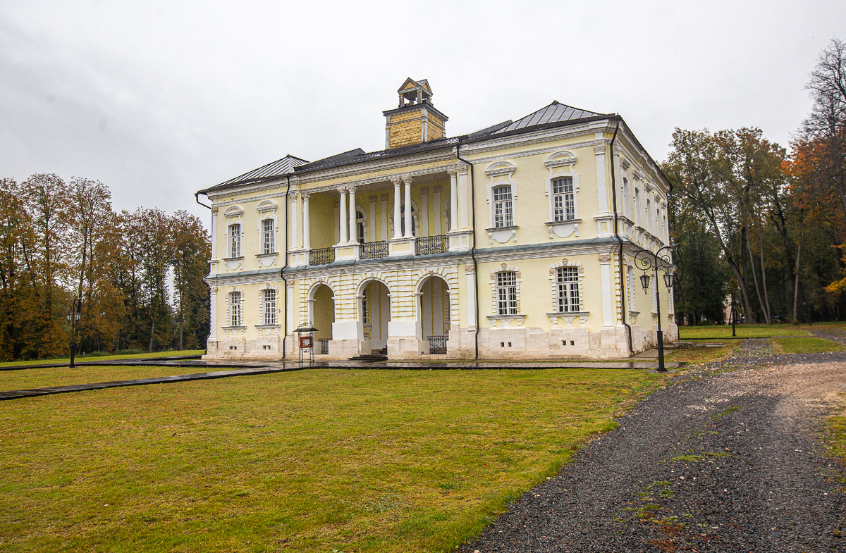 Музей-усадьба петровского сподвижника и "чародея" Я.В. Брюса Глинки. Главный дом. Городской округ Лосино-Петровский, Московская область. Фото автора статьи