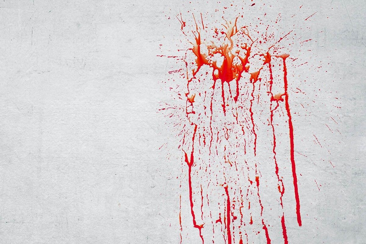 Непростая задача — отмыть такое пятно. Источник: leolintang / Shutterstock / FOTODOM📷
