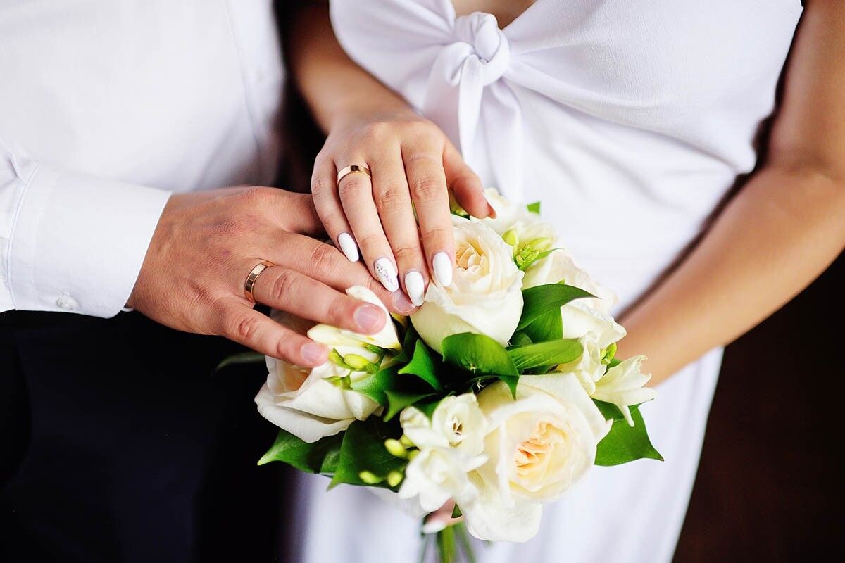 Традиция носить обручальные кольца на безымянном пальце пришла от древних египтян, римлян и греков: они верили, что от него прямо к сердцу идет тончайшая вена — вена любви (Vena Amoris). Источник: Evgeniy Kalinovskiy / Shutterstock / FOTODOM📷
