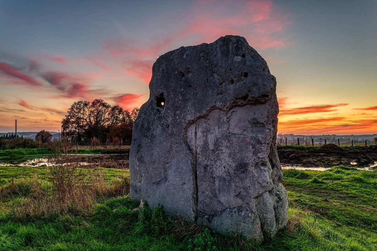 Камень эпохи неолита. Люди, которые его установили, жили во времена величайших генетических потрясений в истории человечества.