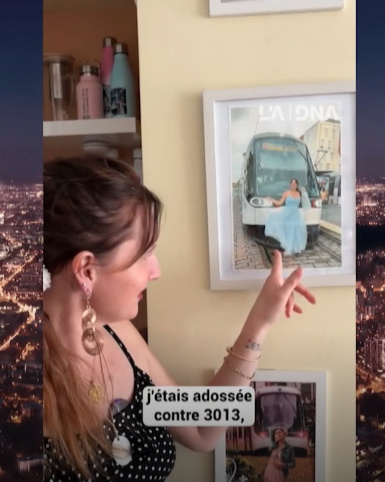 "Влюбленная в трамвай..." Скриншот передачи "Здравствуйте, товарищи". Эфир от 03.04.2026.