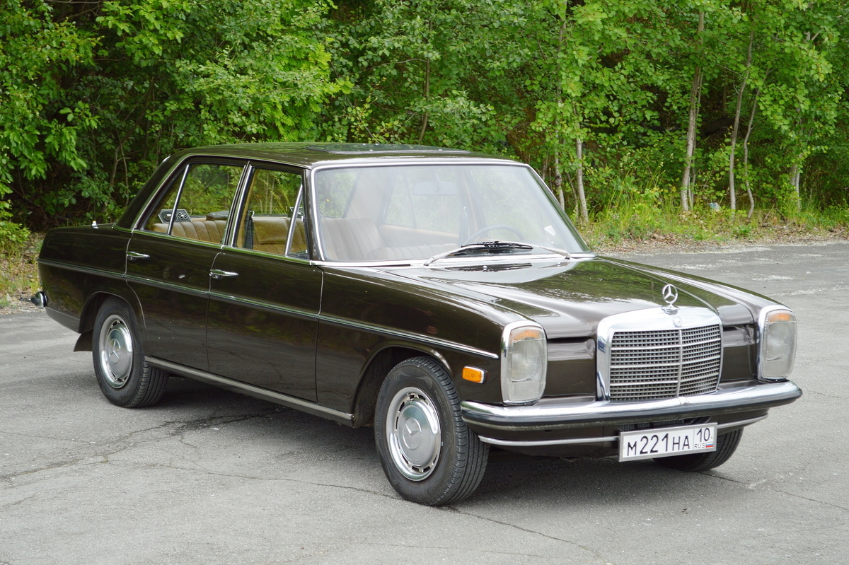 Предшественник, серия W115/W114 (последний — с шестицилиндровыми моторами) выпускался с 1968 по 1975 год и нашел 1,9 млн покупателей