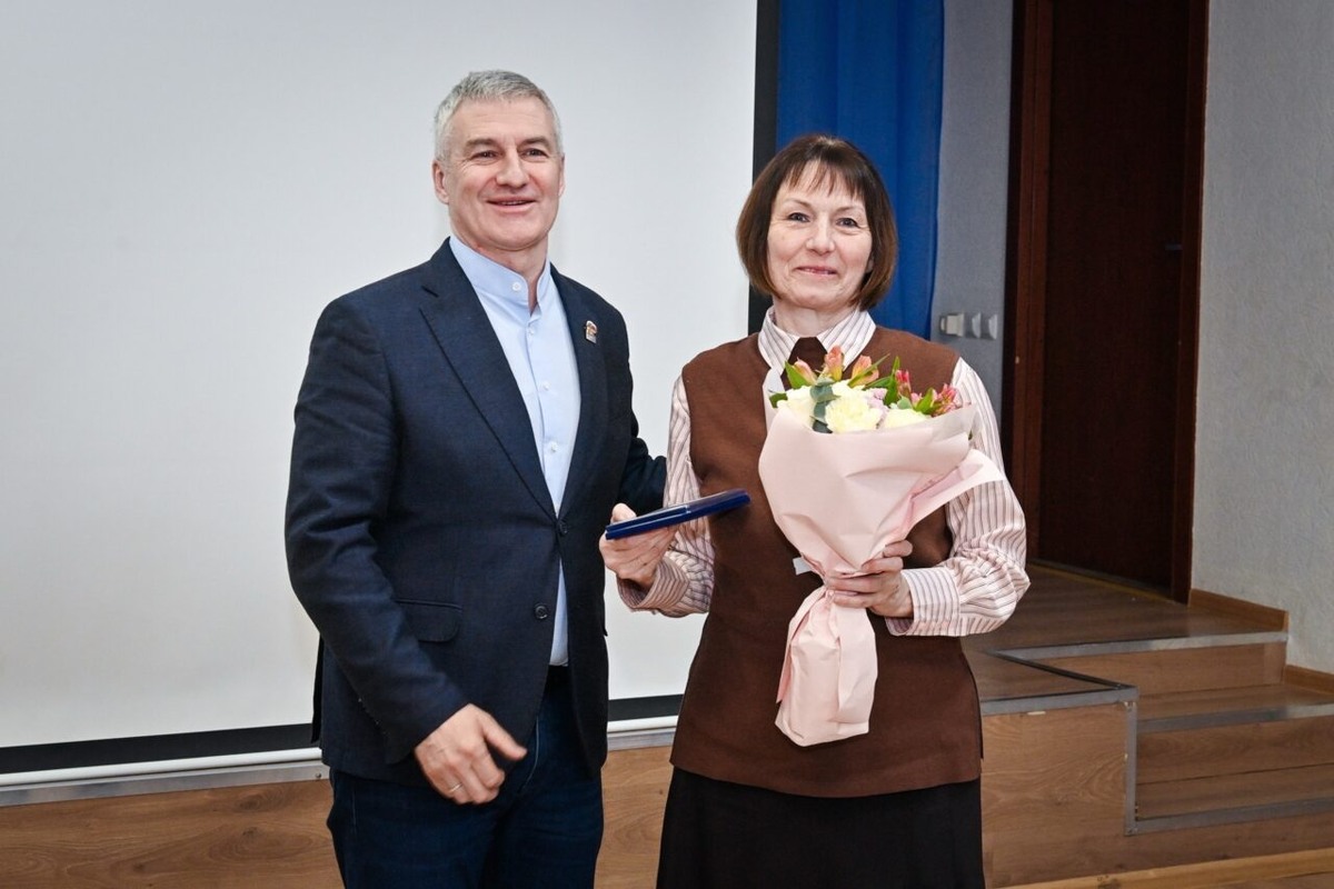    Награждение Натальи Бронзовой. Фото: «Республика» / Оксана Кудряшова