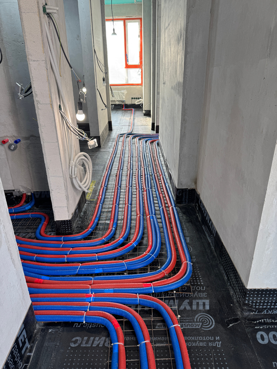 Трубы отопления на полу в проектах РЭ Дизайн Бюро