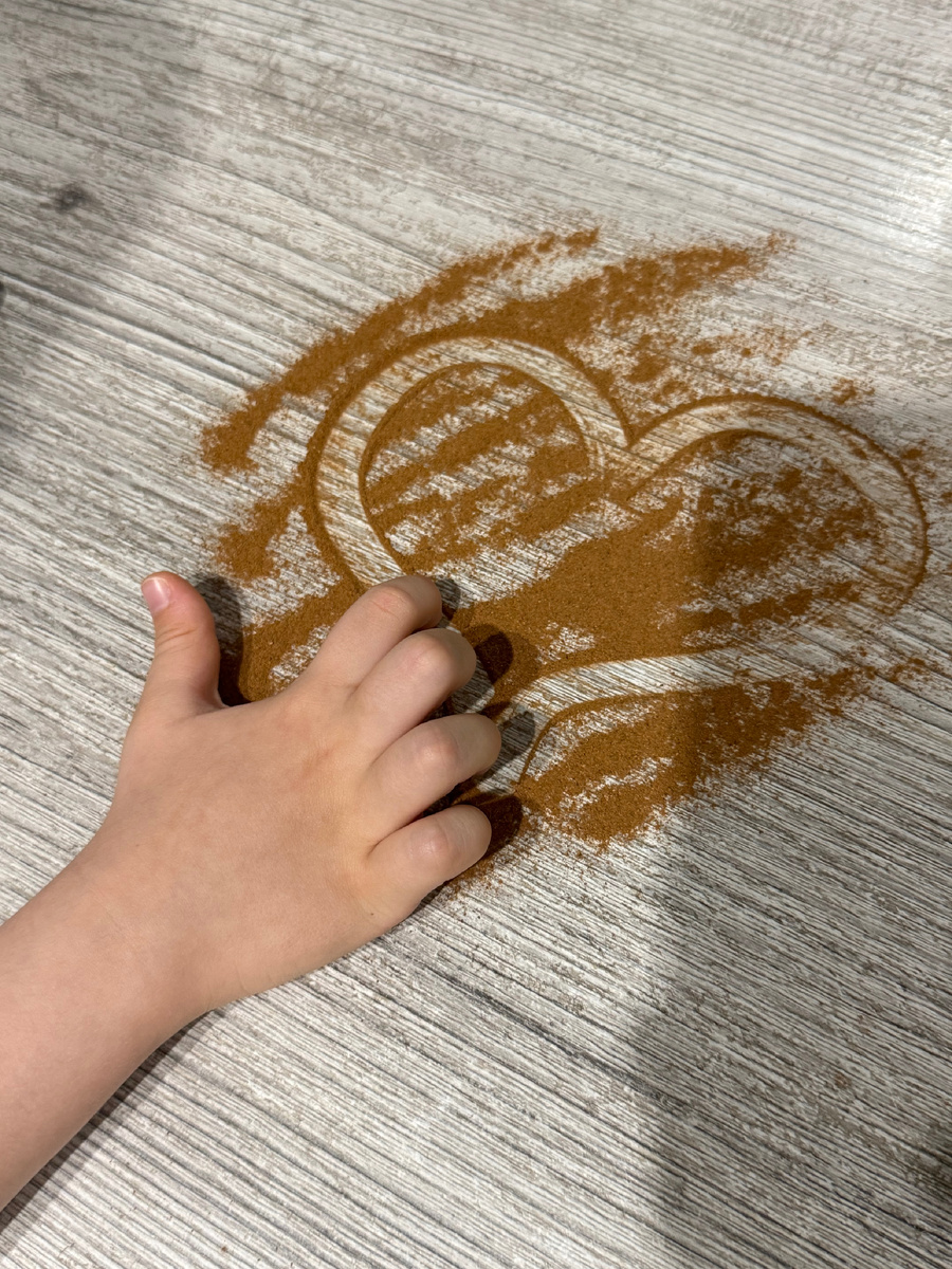 ...И я стояла посреди кухни, в мокрых штанах, и улыбалась. А потом мы с младшим рассыпали остатки какао на столе и специально нарисовали сердечко. Чтобы запомнить этот момент. Жизнь без фильтров — она вот такая. Неудобная, смешная и очень живая.